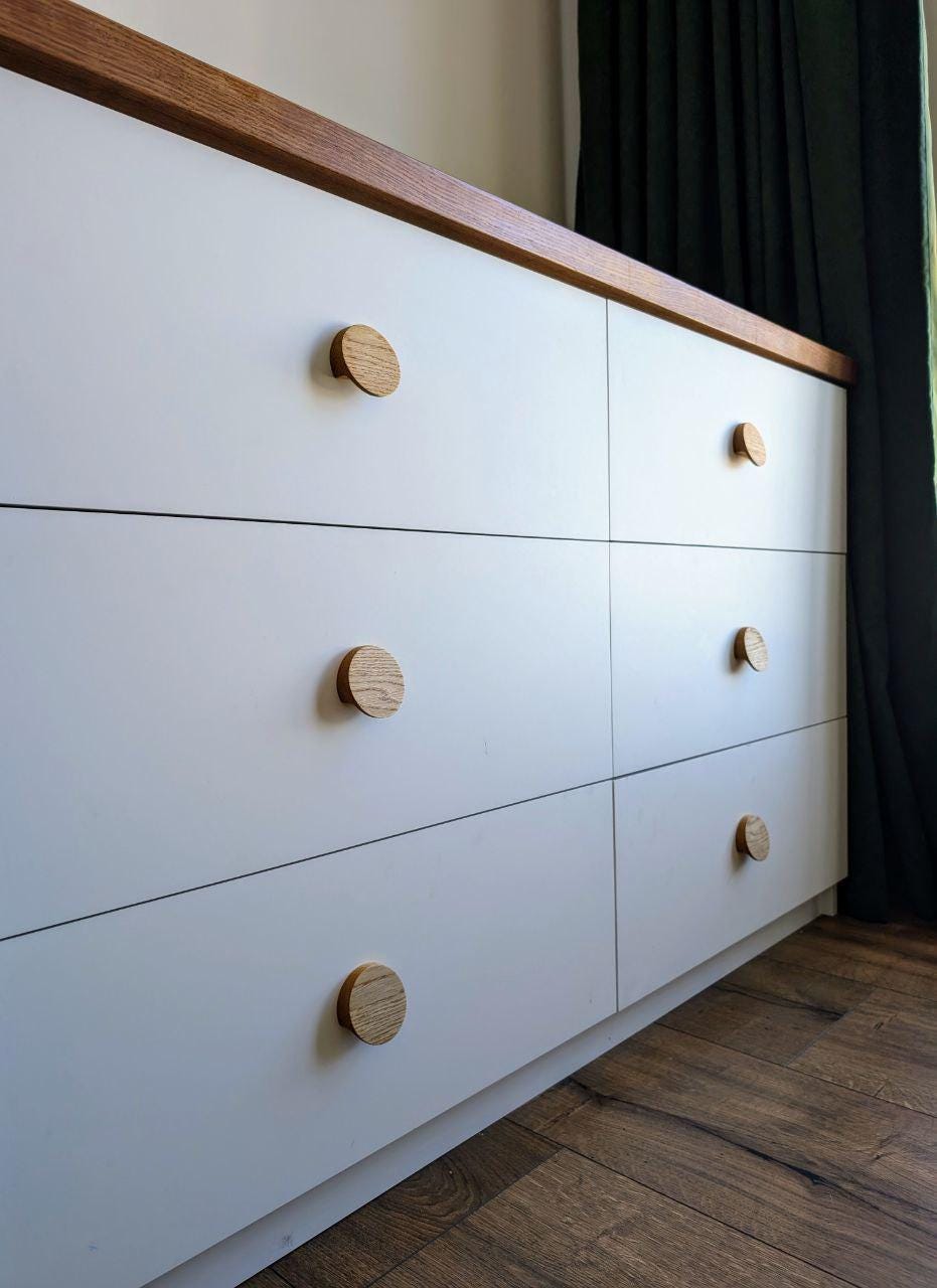 Slanted Oak Handle – Modern Wooden Knob for Cabinets and Decor