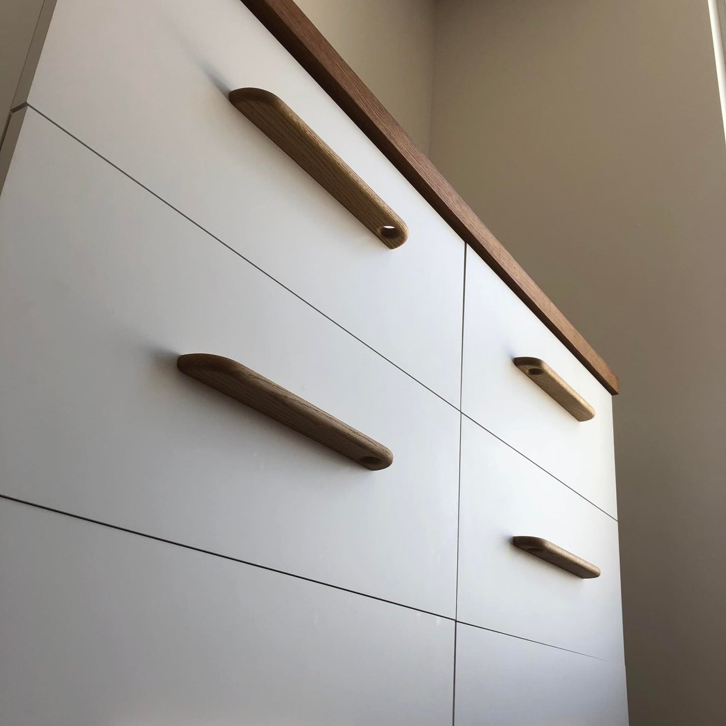 Slim Oak Handle – Minimalist Wooden Cabinet Pull in Scandinavian Style