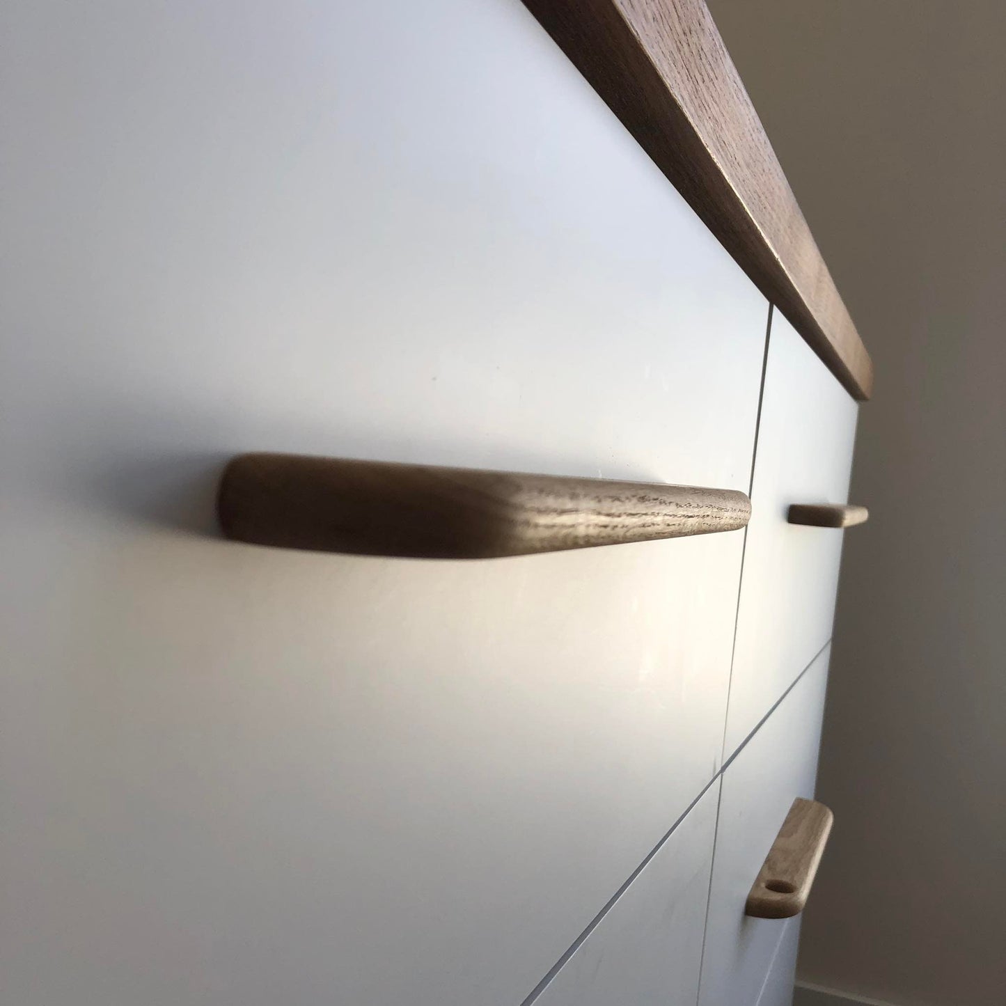 Slim Oak Handle – Minimalist Wooden Cabinet Pull in Scandinavian Style